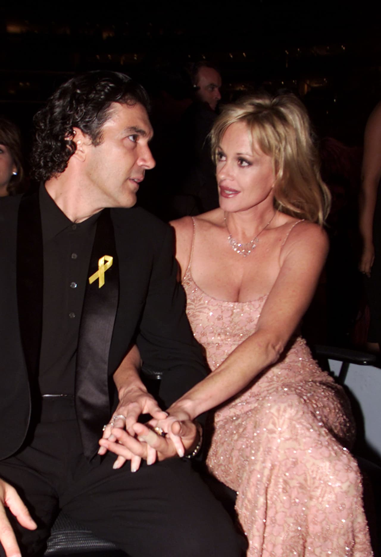El actor español Antonio Banderas y la actriz neoyorquina Melanie Griffith se conocieron en 1995, mientras filmaban la cinta 'Two much'; se casaron al año siguiente, el 14 de mayo de 1996, en Londres.
<b><a href="https://mx.hola.com/cine/galeria/2014060771796/antonio-banderas-melanie-griffith-historia-amor/1/" target="_blank">La actriz confesó</a></b>: "Me enamoré de Antonio enseguida. Fue un flechazo".