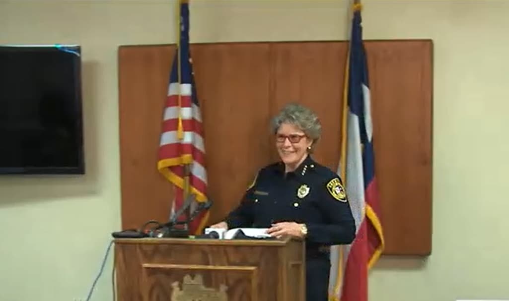 Imponen una orden de restricción a la alguacil saliente del condado Bexar 