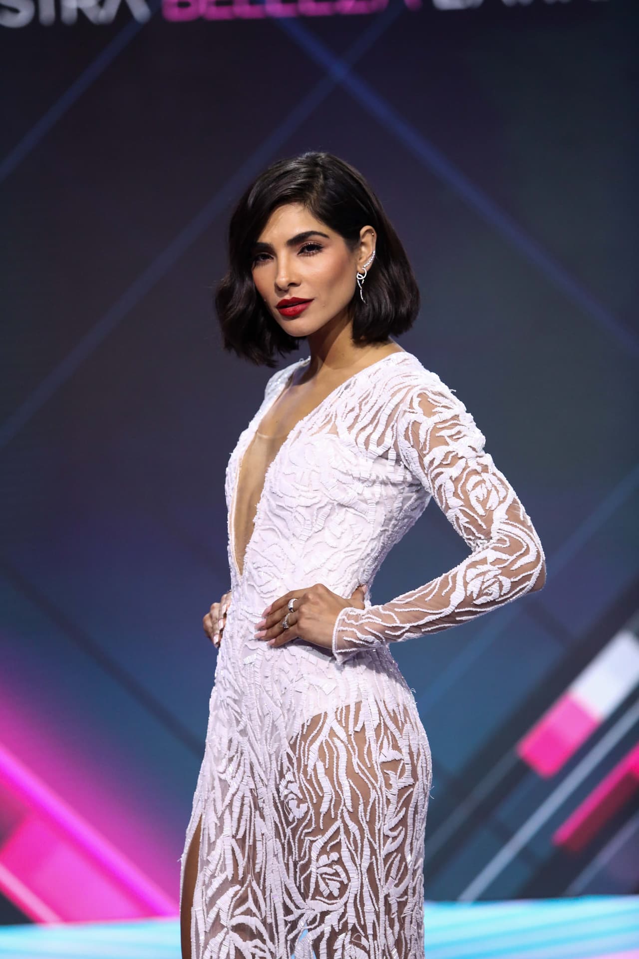 Alejandra llevó el pelo peinado de lado.