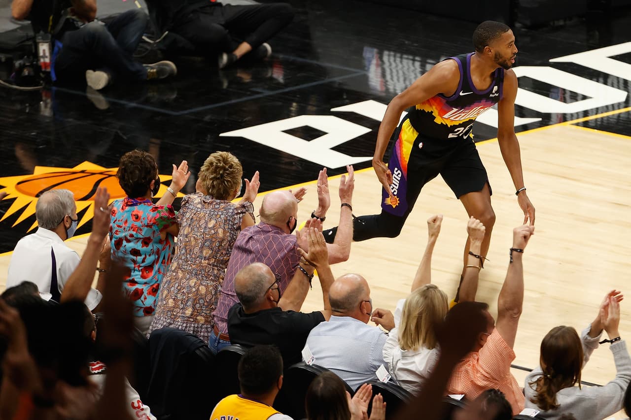 <b>“Los fanáticos y el personal que se encuentren cerca de la cancha</b>/escenario deberán mostrar prueba de 
<b>una prueba de COVID-19 negativa</b>”, se lee en un comunicado de prensa de los Suns.
<br>
