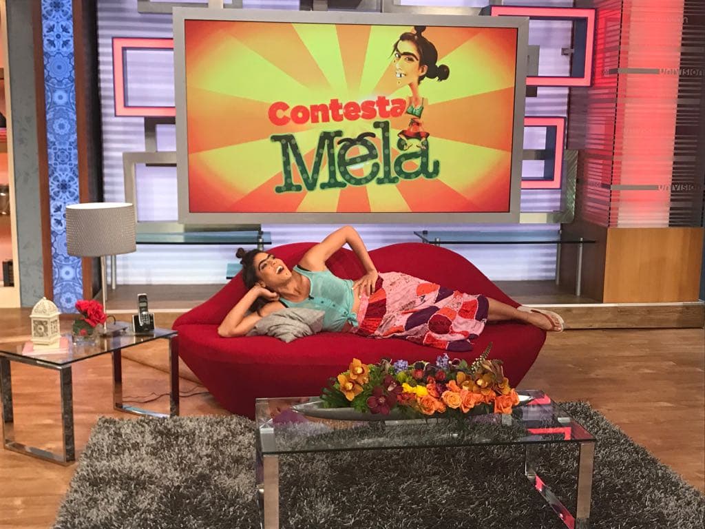 Con su característico carisma e irreverencia, Mela hizo su gran aparición en la casita de Despierta América.