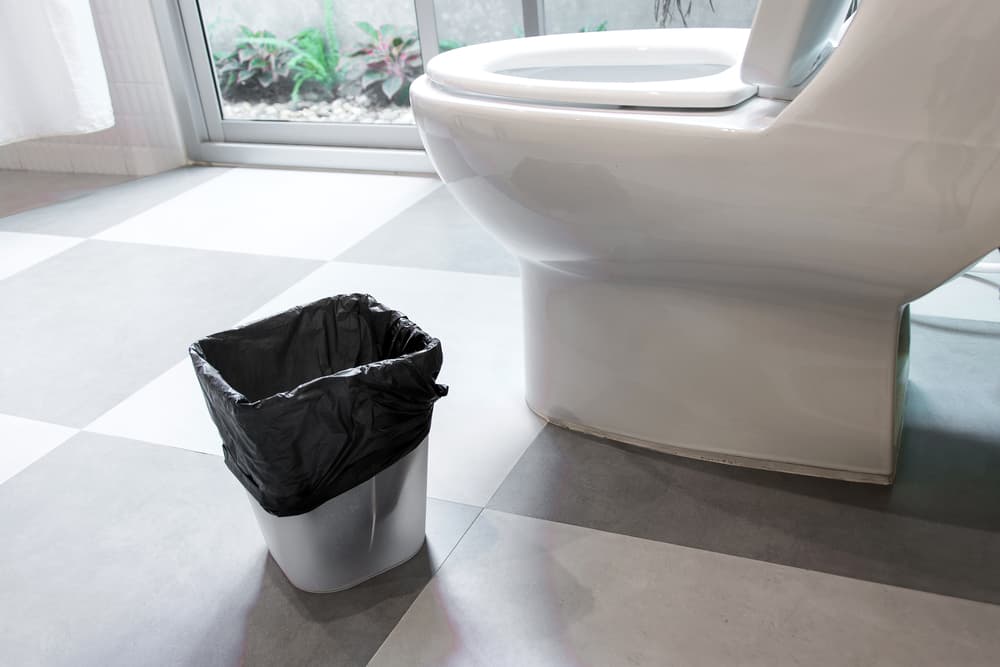 Cierra espacios de desechos. Baja la tapa del baño, cierra o ponle tapa a todos los botes de basura en tu hogar. Esto ayuda a que no contaminen la energía que ya está fluyendo por tu hogar. Además, claro, de la salubridad y el olor.