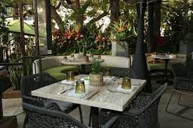 <h3 class="cms-H3-H3">Culina</h3>
<br>Este restaurante de Los Ángeles ofrece algo mejor para el gourmet inteligente. Con ingredientes frescos y de temporada, el menú de Culina ofrece platos vibrantes y auténticos sabores italianos, que seguramente complacerán a todos los paladares. Es un moderno restaurante italiano por dentro y por fuera. Un fuego flotante calienta la escena en el jardín mediterráneo-californiano para comidas informales y charlas cómodas, compensado por una impresionante pared suculenta de vida moderna.
<br>
<b>Dirección: </b>300 S Doheny Dr Four Seasons Hotel Los Angeles at Beverly Hills, Los Ángeles, CA
<br>
<b>Teléfono:</b> 310-860-4000
<br>