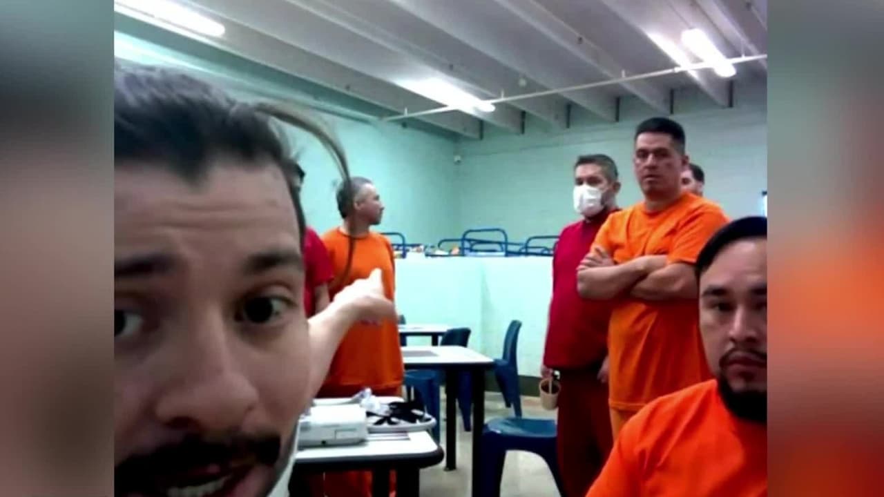 <b>"Queremos su ayuda y su apoyo": inmigrantes en centro de detención le imploran al presidente electo Joe Biden que los libere</b>
<br>
<br>En exclusiva, un grupo de inmigrantes en un centro de detención en Aurora, Colorado, muestra las condiciones en las que se encuentran. Aseguran que unos 20 de ellos se han contagiado con el coronavirus, están hacinados sin la posibilidad de protegerse de una reinfección y sin atención médica adecuada. Dicen que tienen la esperanza que sus súplicas lleguen al presidente electo, Joe Biden, para que los libere.