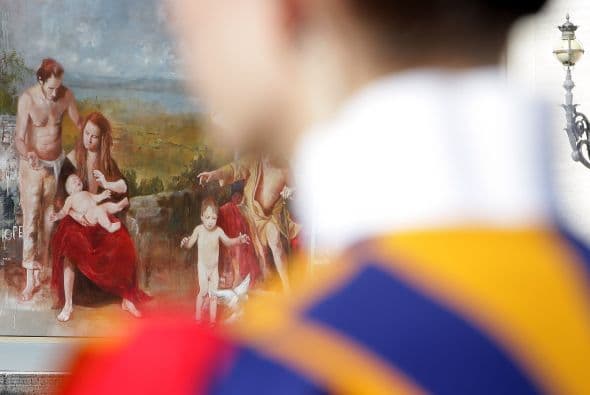 Después, a mediodía, el papa salió a la plaza y habló personalmente con tres parejas de prometidos para aconsejarles y guiarles en su día a día.