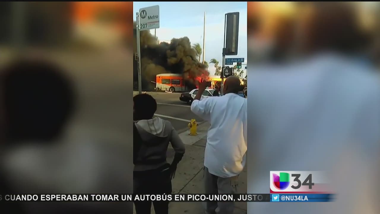 Siete personas resultan heridas y un autobús incendiado en un accidente en Los Ángeles