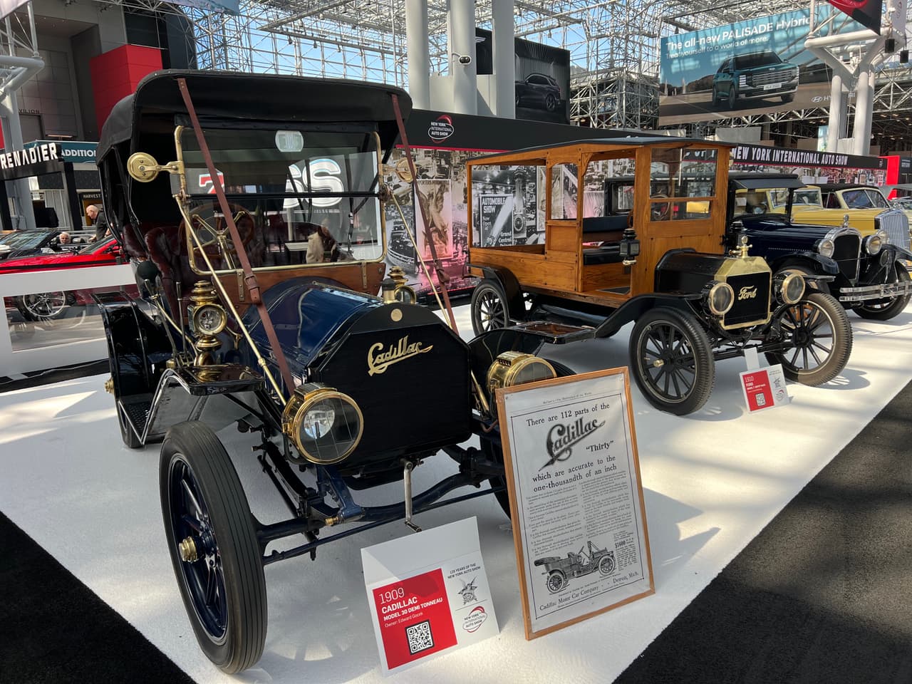 Múltiples clásicos de la historia automotriz de los Estados Unidos, conservados en excelentes condiciones, forman parte del evento. Por ejemplo estos, ¿cuánto se parecen a los Cadillac y Ford de hoy día? En el Auto Show de Nueva York es posible hacer esta comparación, solo dando algunos pasos.