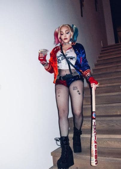 <b>Madonna</b>
<br>Por su parte, la ‘Reina del pop’ deslumbró a sus fans en 
<a href="https://www.univision.com/famosos/los-mejores-disfraces-de-halloween-de-los-famosos-halloween-2021-fotos">Halloween de 2021</a> con un disfraz del personaje Harley Quinn. La cantante de 63 años, no sólo demostró que todos pueden portar una prenda en tendencia, también que la ‘spooky season’ se disfruta a cualquier edad.