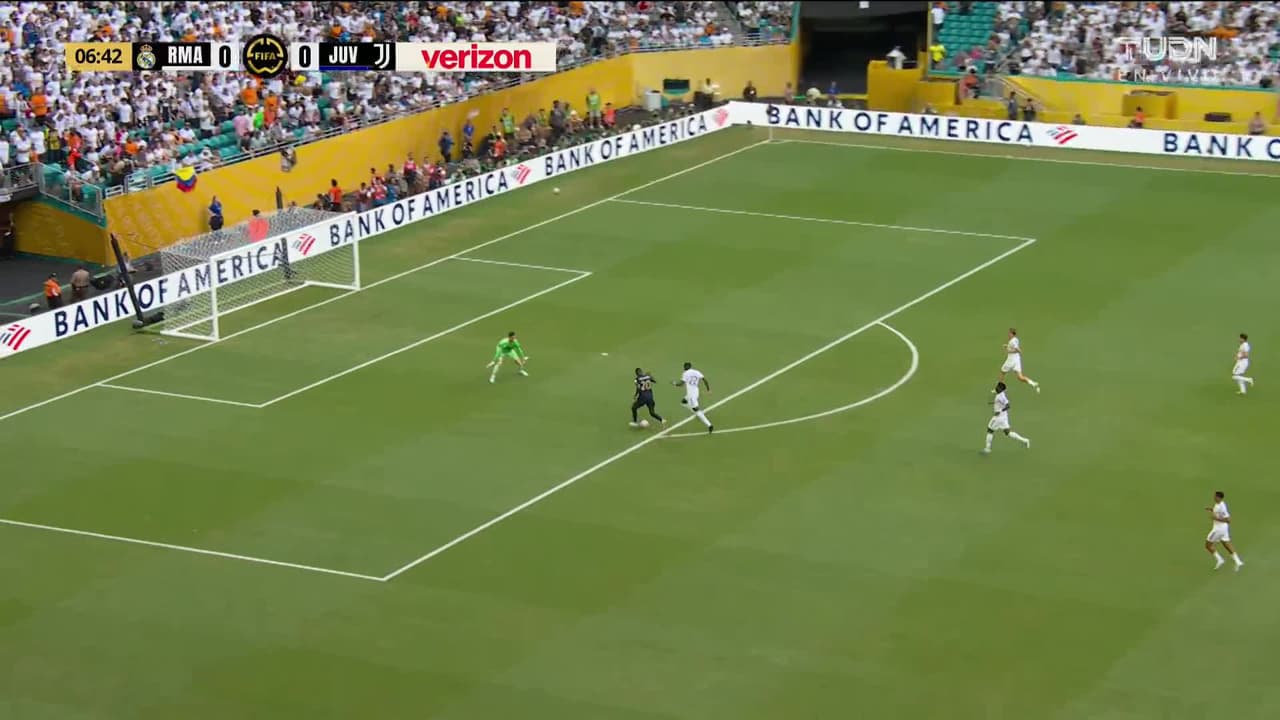 ¡Tiembla el Madrid! Kolo Muani la manda rozando el travesaño