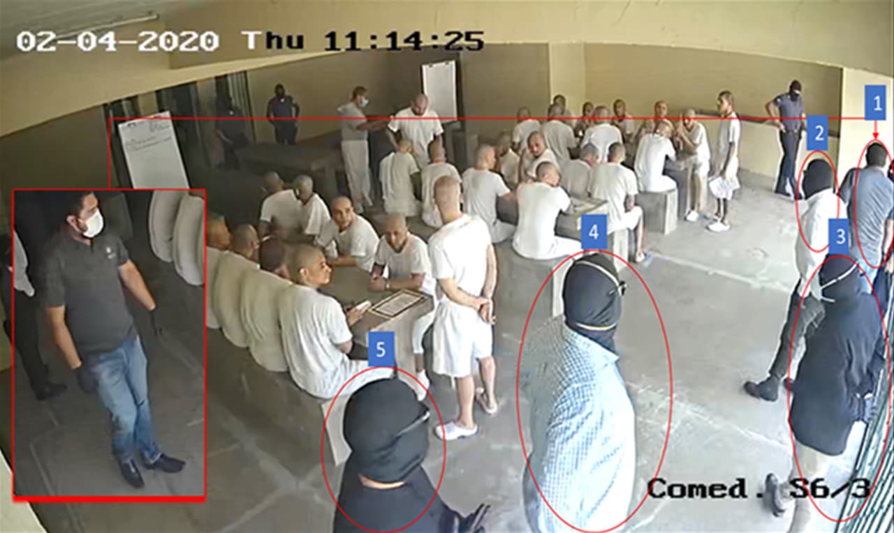 El 2 de abril de 2020 una cámara de seguridad del sector seis de la cárcel de Zacatecoluca registró a Osiris Luna acompañando a una comitiva de personas encapuchadas. Les mostró a varios internos recibiendo talleres en el área de comedor de ese sector. Posteriormente los encapuchados se reunieron a puerta cerrada con líderes del Barrio 18.