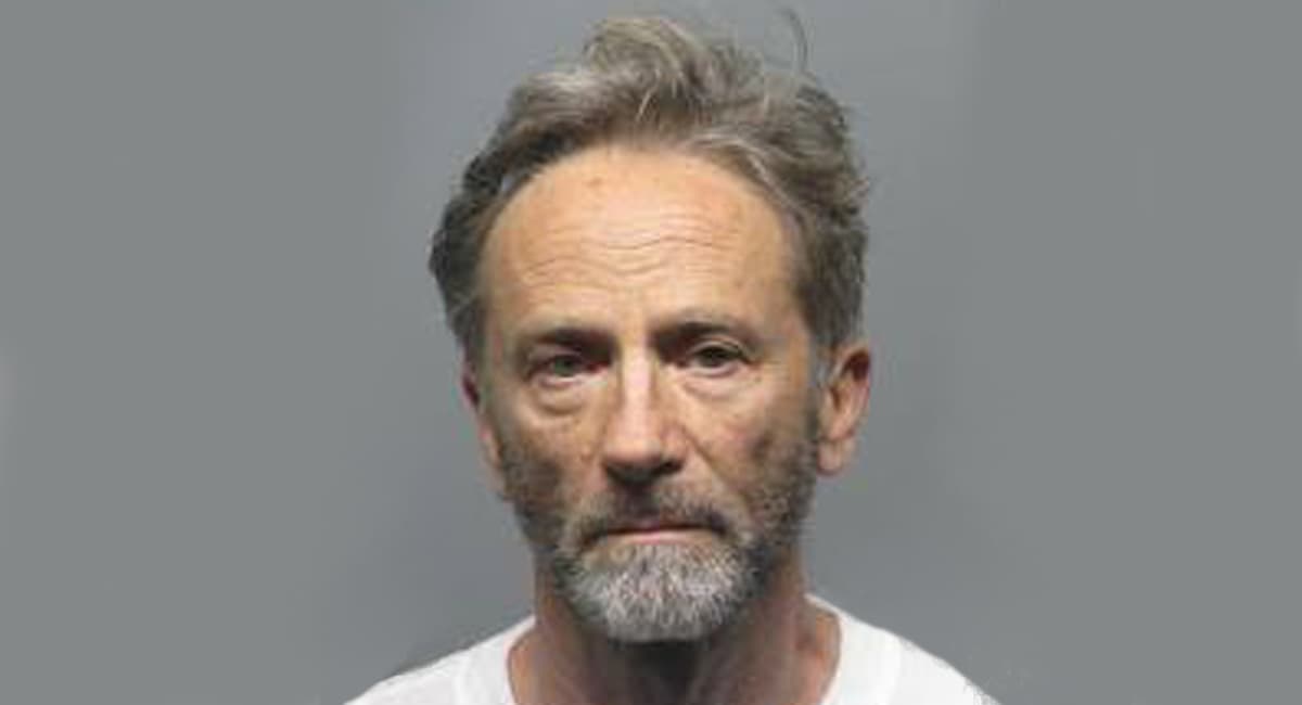 Arrestan a hombre que usó una cámara en su zapato para grabar la ropa interior de una menor de edad