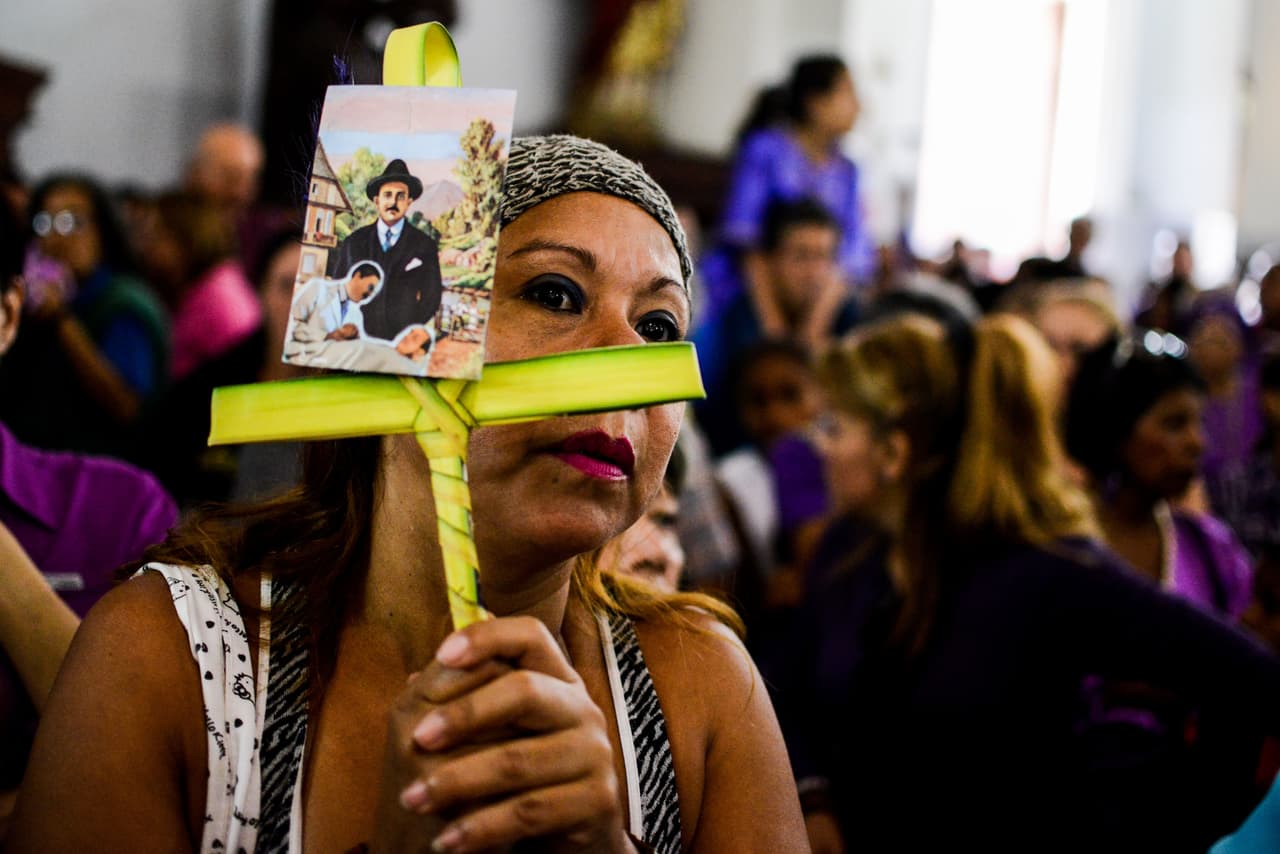 Según Latinobarómetro, el 79% de los venezolanos se identifican como católicos. En la imagen, una fiel en la basílica de Santa Teresa de Caracas.
