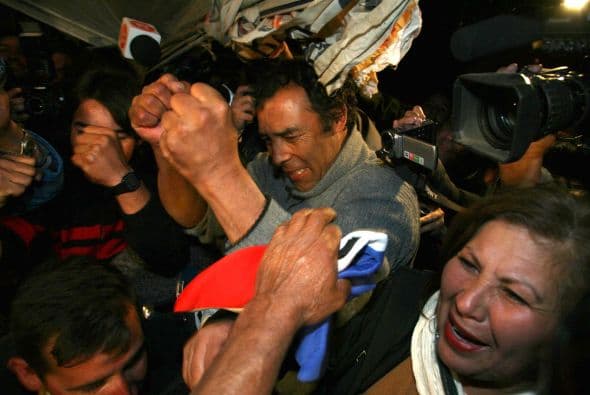 Los chilenos que recibieron con alegría a los mineros atrapados en la mina San José a casi dos meses de la tragedia, no esperaban tan pronto otro accidente y la pérdida de vidas.