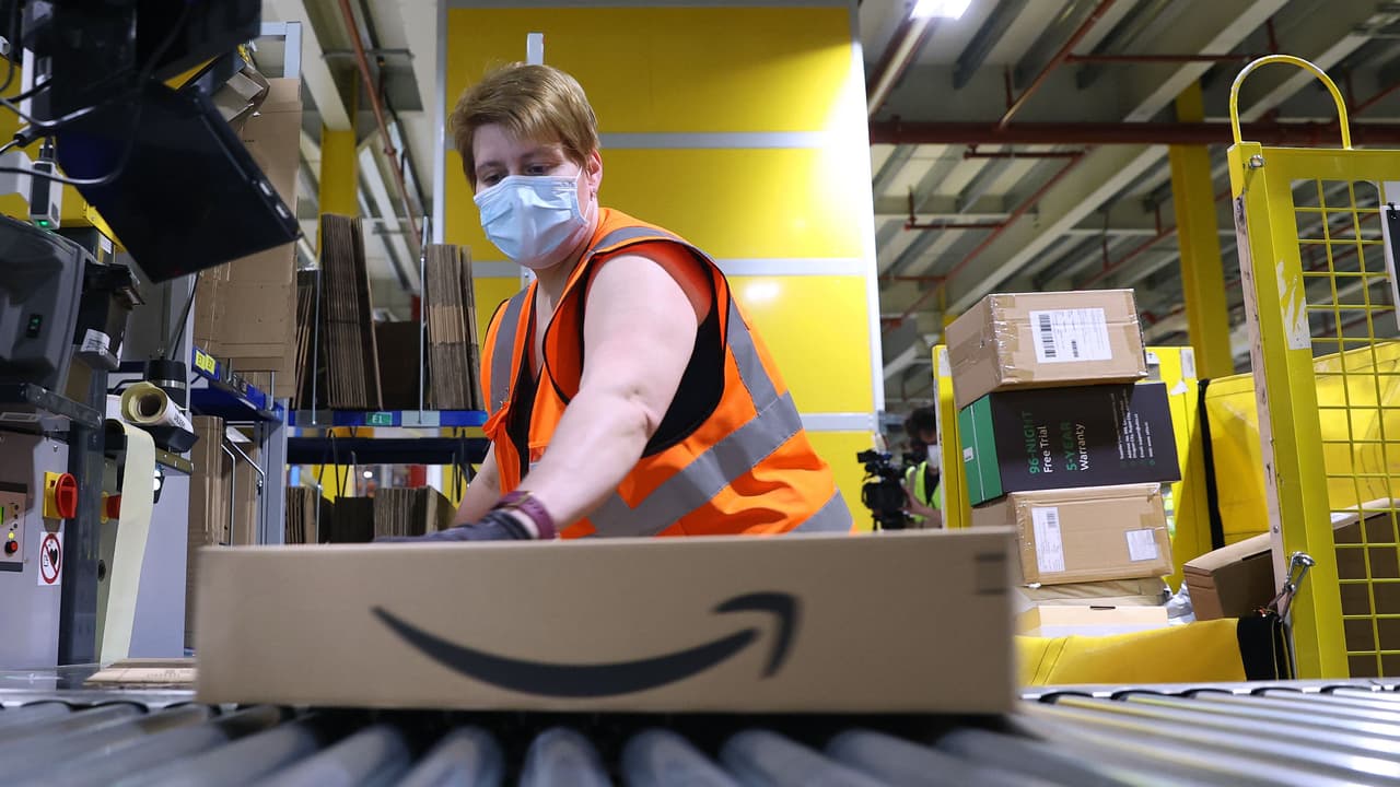 <b>En video: <b>¿Buscas empleo? Amazon anuncia su feria de trabajo 2021 a nivel nacional</b></b>
<br>
<br>Amazon anunció en exclusiva su próximo evento de reclutamiento laboral abierto al público y completamente virtual, en el cual ofrecerá más de 40 mil puestos de trabajo en todo el país. Elyangelica González nos dice cuándo se llevará a cabo el ‘Amazon Career Day 2021’, además de cómo participar para encontrar empleo.