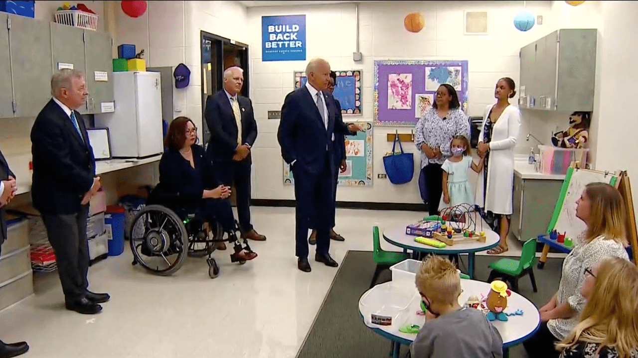 En Crystal Lake, el presidente Joe Biden también habló de su plan de educación, que contempla que niños de familias de bajos recursos que ingresan al preescolar tienen 47% más de probabilidades de conseguir un título de educación superior y de terminar la escuela sin dificultades. "Por eso quiero asegurar que al igual que en Chicago, el resto del país tenga años de prescolar asegurado, pero también dos años de colegio comunitario. Todo gratuito", afirmó.