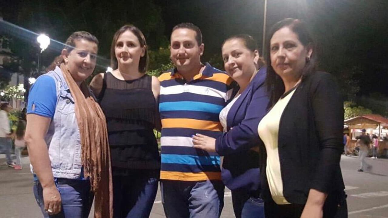 Liliana Cadavid, gerente digital de Univision 45, con sus hermanos Janet, Norma, Sonia y Geovanny.