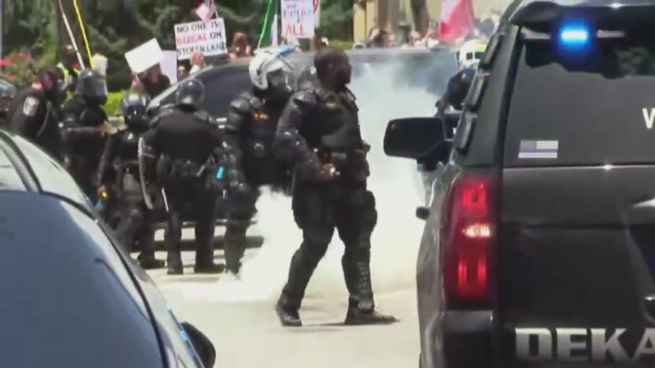 La tarde de este sábado se reportó un nuevo arresto en medio de las manifestaciones que se llevan a cabo en el condado de DeKalb. Más temprano, ya se había registrado la detención de al menos dos jóvenes. Entretanto, la presencia policial continúa en la zona y, según reportes, ya se han producido enfrentamientos entre manifestantes y oficiales.