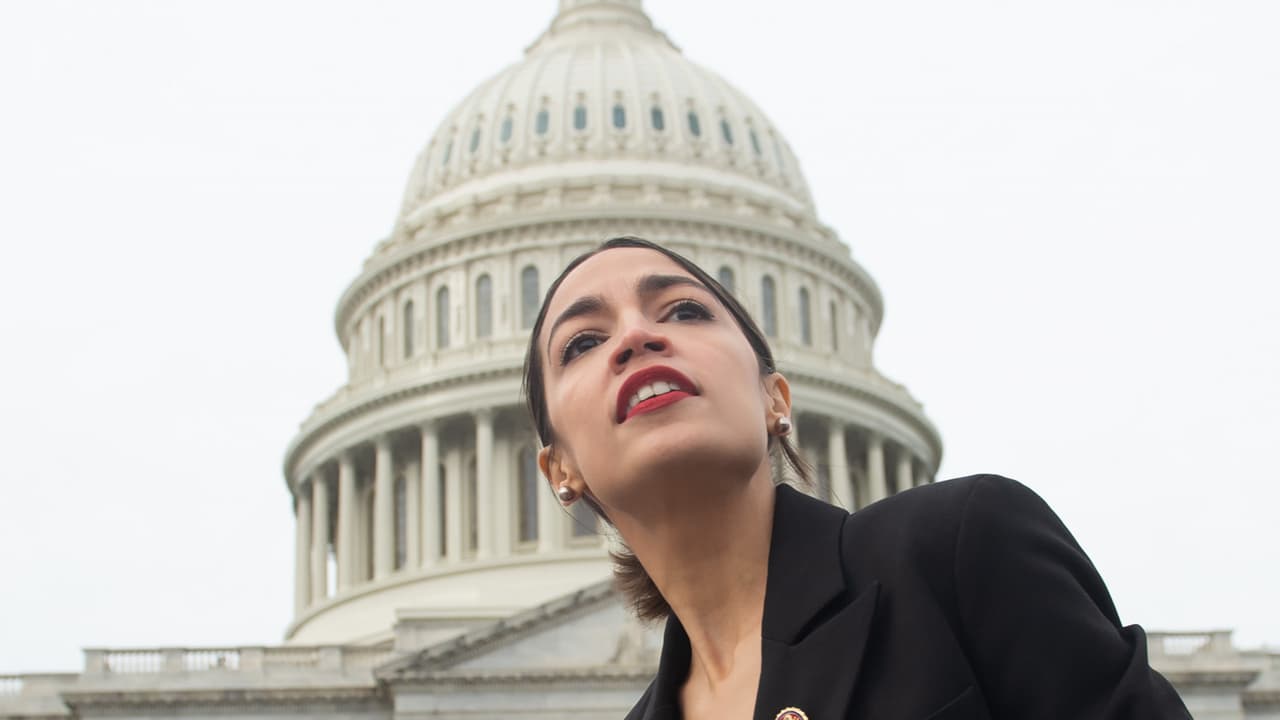 En video. "Pensé que iba a morir”: Ocasio-Cortez cuenta cómo escapó de los violentos disturbios en el Capitolio. La representante por Nueva York relata el temor que ella y otros colegas sintieron cuando el Congreso fue asaltado por violentos seguidores de Trump: “No es una exageración decir que muchos… miembros de la Cámara Baja casi fueron asesinados”.