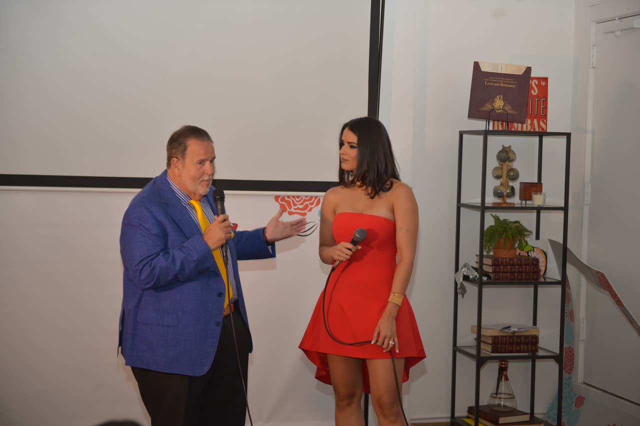 Raúl y Vanessa pasaron al frente para contar algunas anécdotas de su amistad con Alejandra.