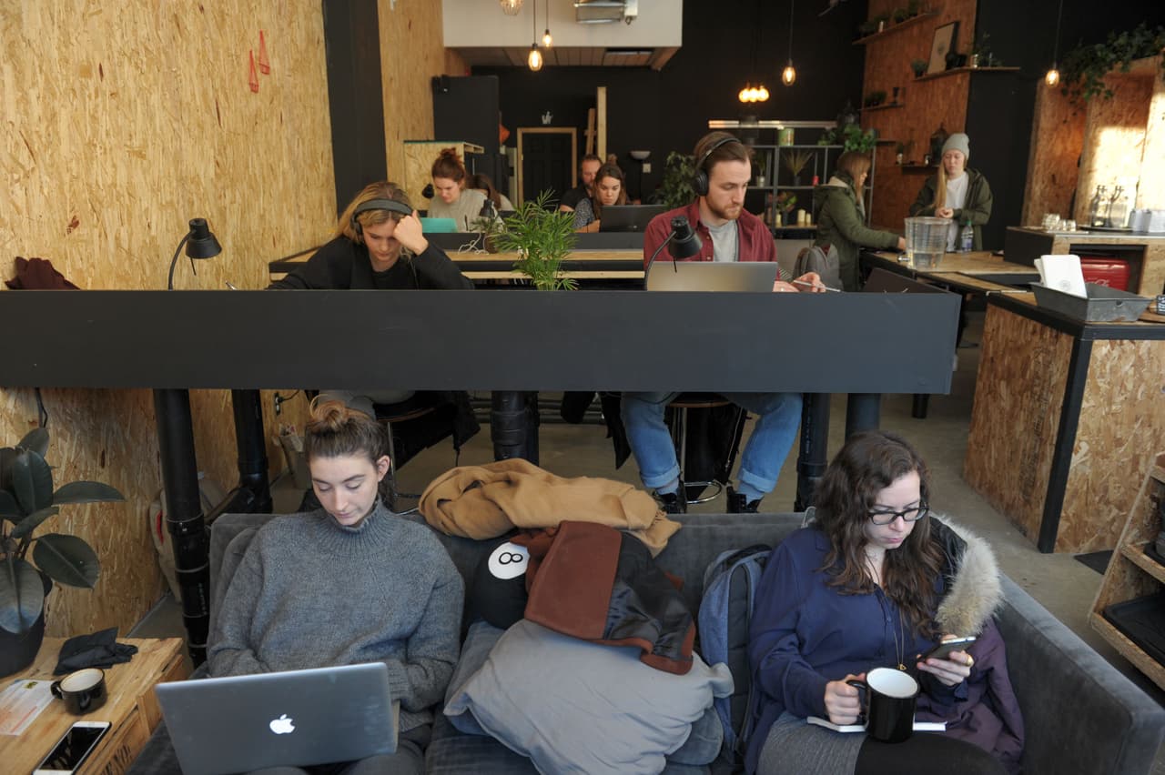 Si pasas sentado mucho tiempo, debes leer esta nota: hay riesgos de salud que te decimos cómo evitar