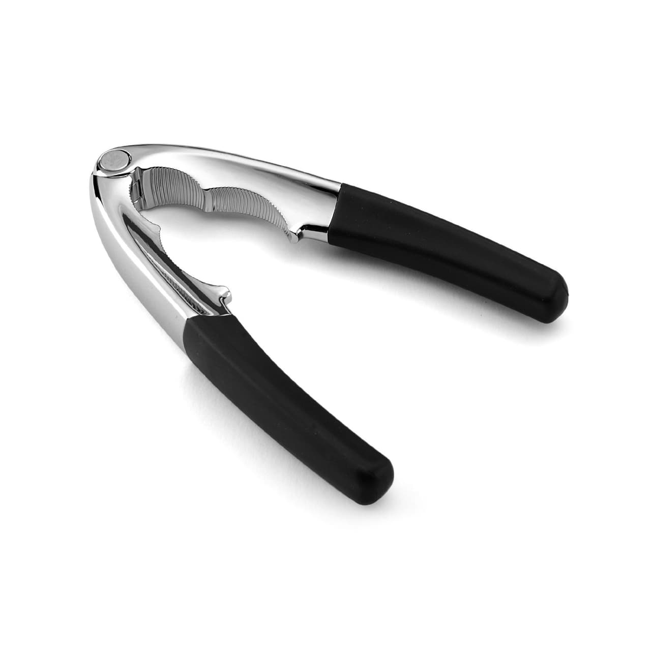 <b>Cascanueces:</b> su uso inmediato está implícito en el nombre, estas pinzas funcionan para romper la dura cáscara de las nueces y, para no tenerlo arrumbado en el cajón, te servirían también para romper la carcasa de algunos productos del mar: como las colas de una langosta o las tenazas de un cangrejo. Puedes usar una piedra para estas tareas pero las pinzas son mucho más precisas. 
<b><a href="http://www.kitchencollection.com/catalogsearch/result/?q=nutcracker">Kitchen Collection</a></b>| $14.99