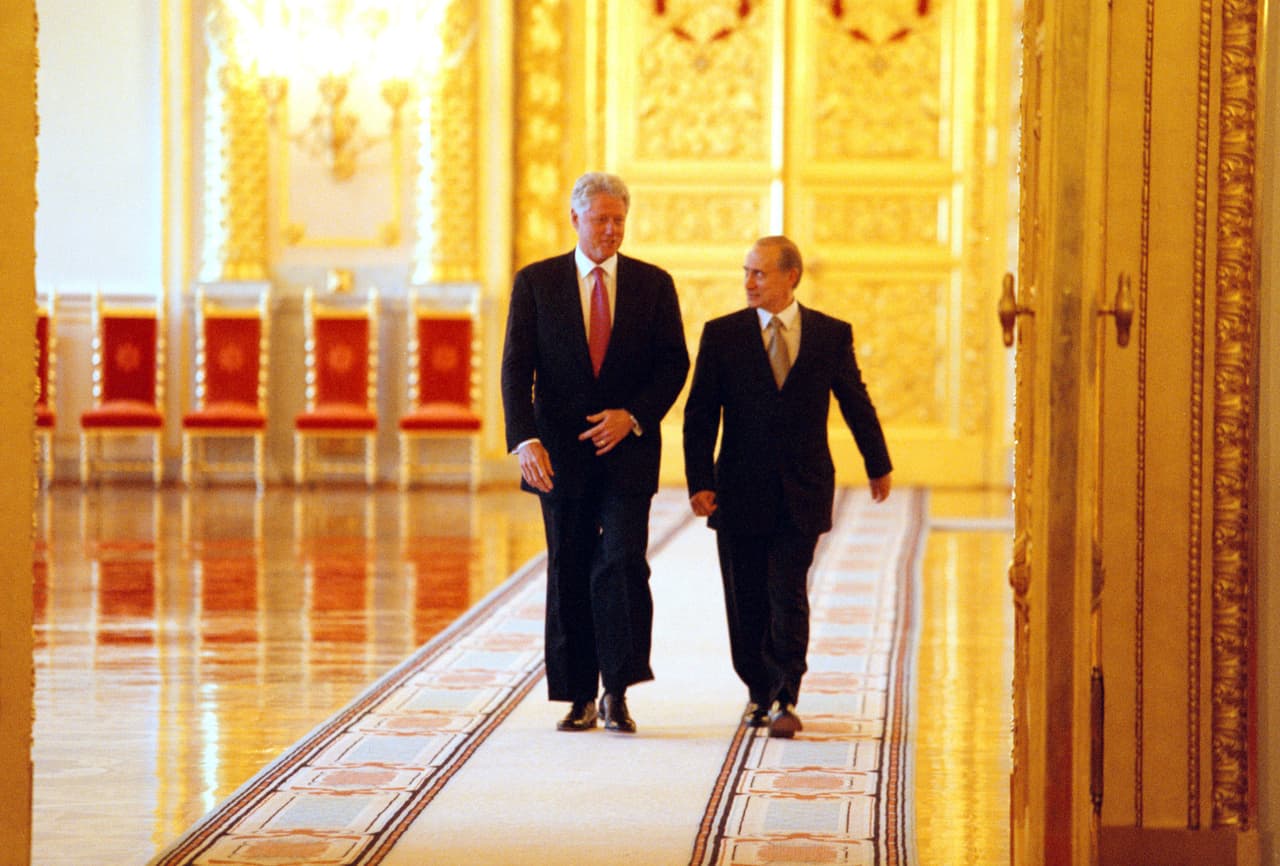 En diciembre de 1999 Putin tomó el cargo de Presidente de Rusia. Esta reunión con Bill Clinton fue en el Kremlin, en Junio de 2000.
