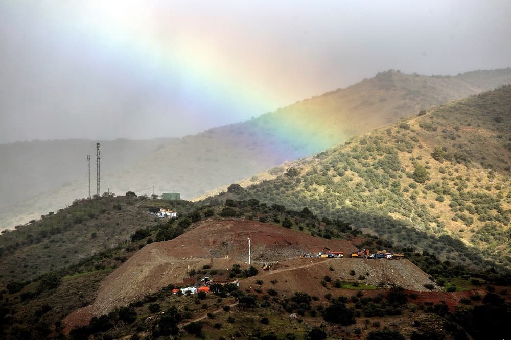Ahí abajo deberán también utilizar un equipo de respiración que llevan cargado a la espalda y que permite que el aire que expulsan los mineros no salga al exterior, sino que vuelve a entrar en el equipo para ser regenerado, según explicó 
<i>El País</i>.