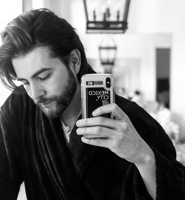 A Noriega, oriundo de León, Guanajuato, se le dio la bienvenida en pleno foro de grabación con el aplauso de algunos de sus compañeros de elenco, como 
<b>César Évora</b> y 
<b>Emilio Osorio</b>. 
<br>