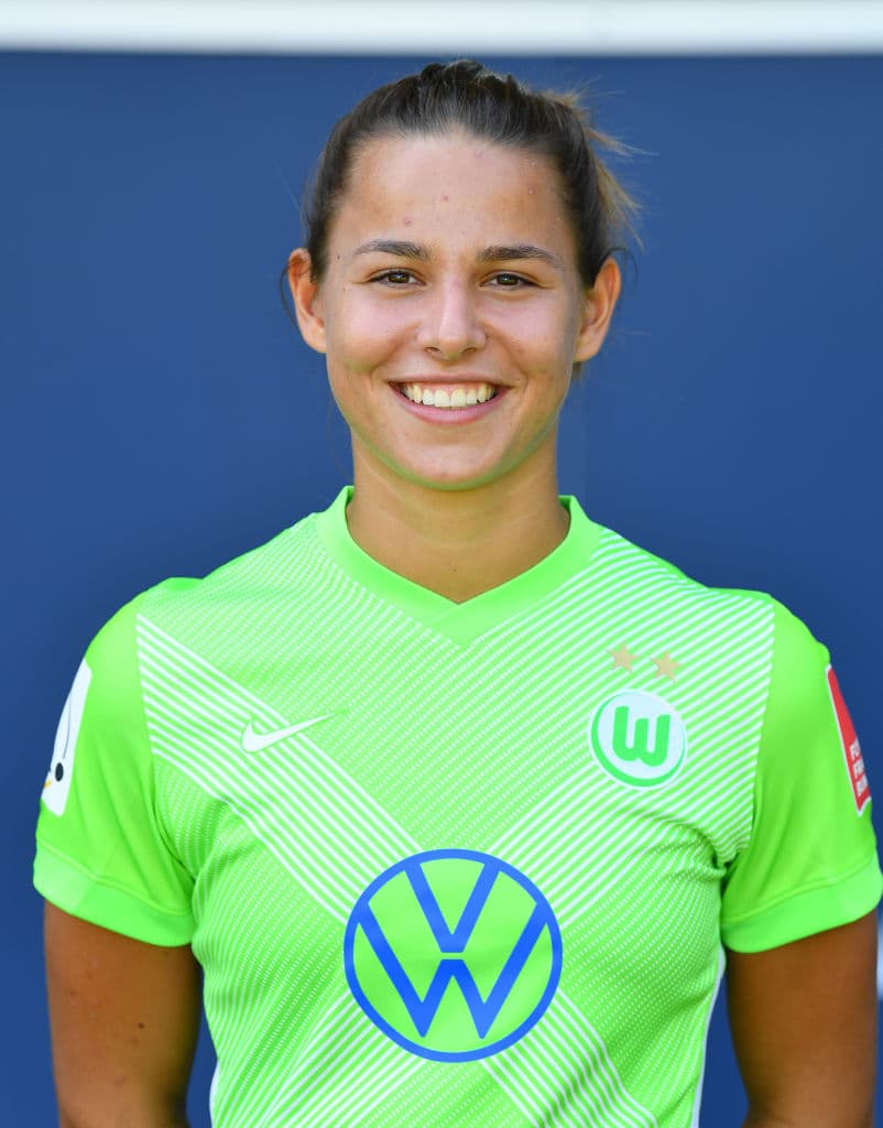 Defensora de 19 años, que forma parte de la selección alemana desde la Copa Mundial Femenina de la FIFA 2019, y en junio se unió al Wolfsburgo.