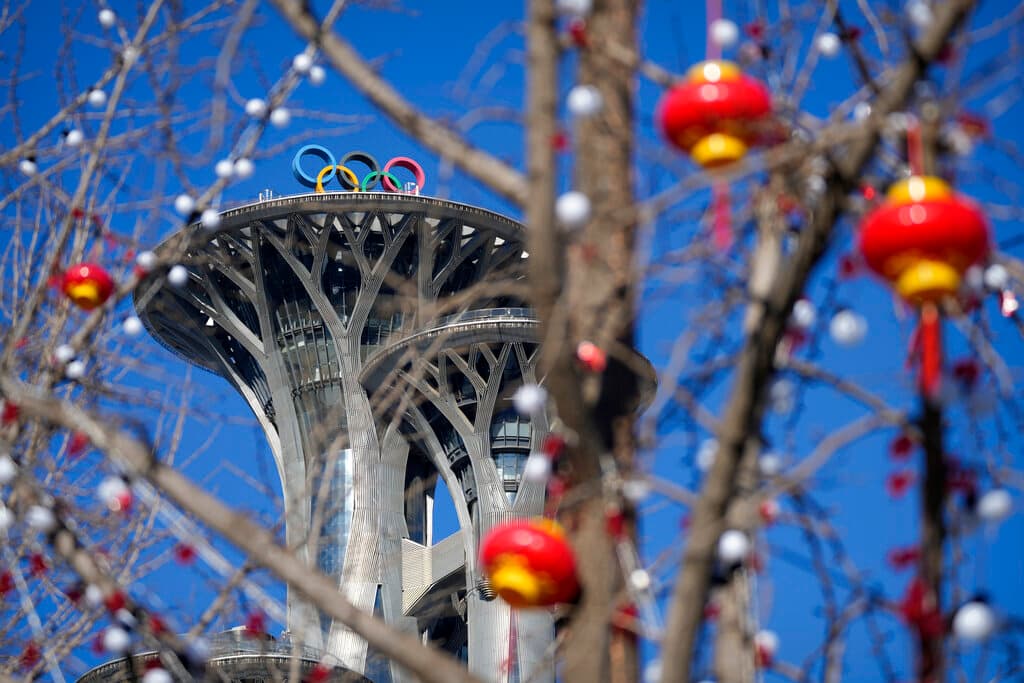 Los motivos para celebrar se solapan en las calles de Pekín, que ultima también estos días los preparativos de 
<a href="https://www.univision.com/deportes/mas-deportes/china-confina-a-13-millones-de-personas-antes-de-jjoo-de-invierno-video">los segundos Juegos Olímpicos de su historia. </a>