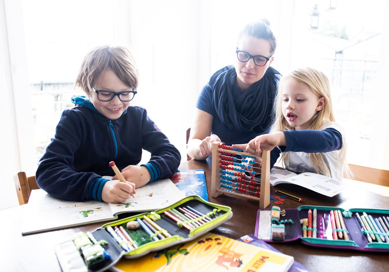 Cuidar a los hijos o ir al trabajo, el dilema de madres y padres de Miami-Dade por el coronavirus