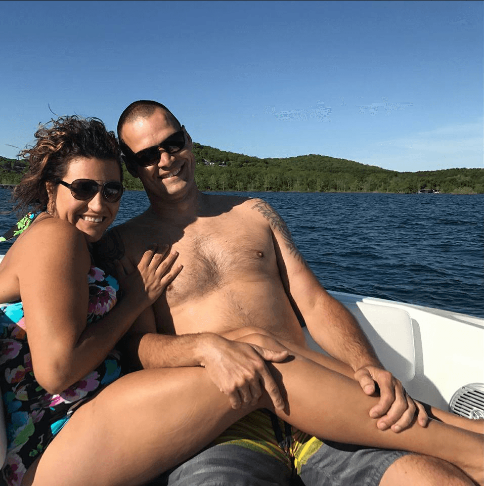 <b>No seamos malpensados </b>
<br>Un hombre y una mujer posan en un barco. La mujer tiene las piernas encima de las de su esposo, pero hay que fijarse bien. Moraljea: la primera impresión no siempre es la buena. Esta imagen recogió casi dos millones de visitas cuando se subió a Imgur en mayo pasado.