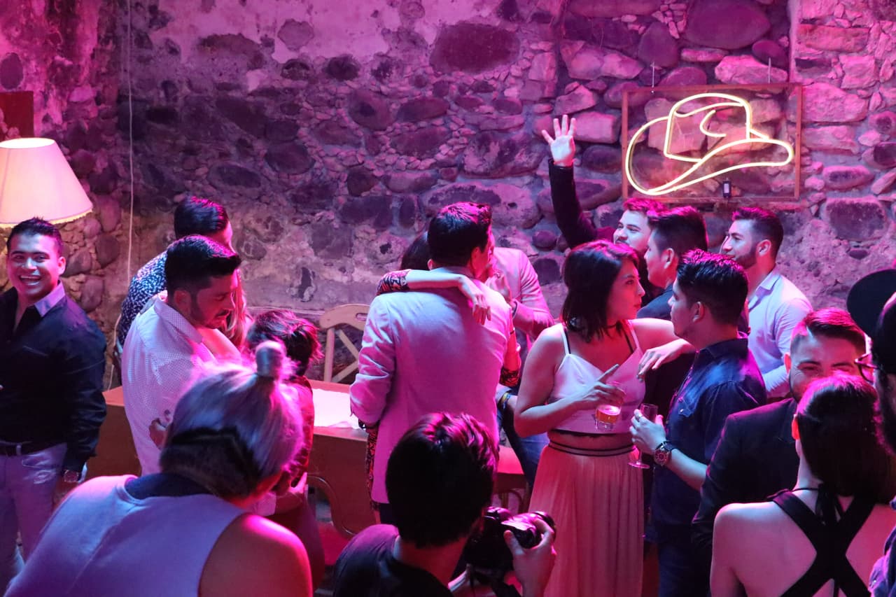 Esta es una apuesta romántica de la agrupación a la que estamos impuestos a escuchar con temas como 'Pistearé' y 'Hasta que salga el sol'.