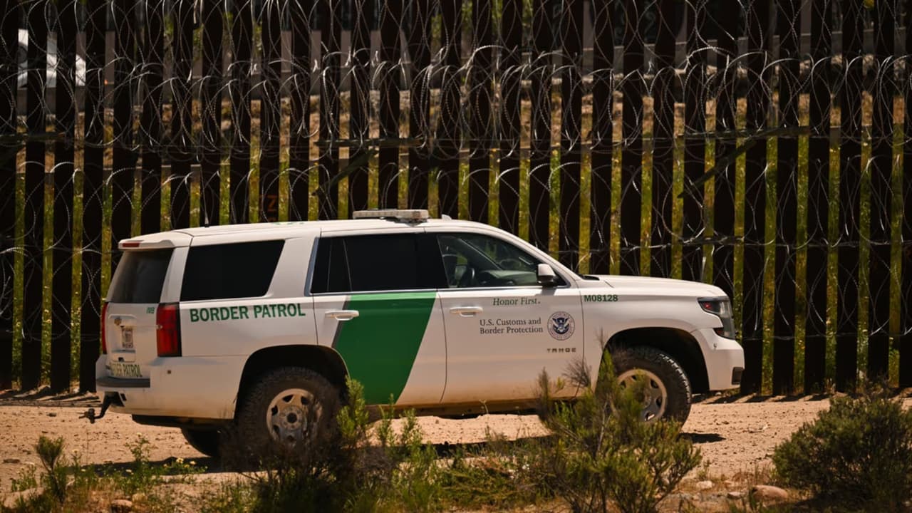 Hallan a 43 inmigrantes viviendo hacinados en una casa de seguridad en Mission, Texas
