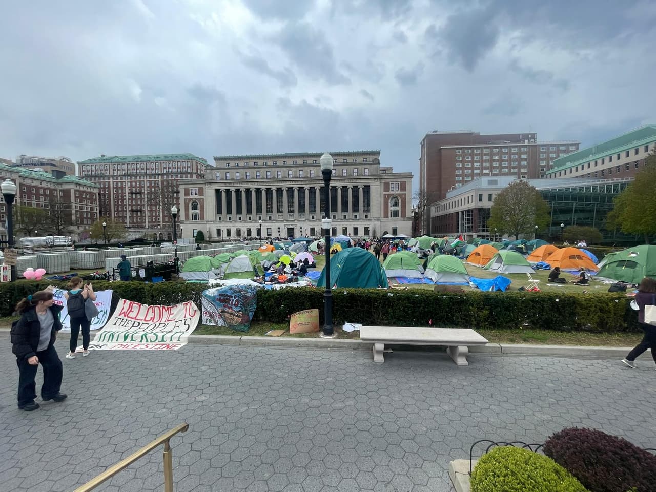 Algunos manifestantes han hecho campamentos en rechazo a la respuesta militar de Israel en la Franja de Gaza.