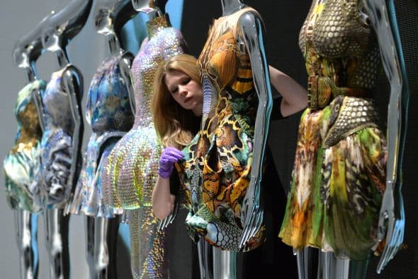 En la inauguración desfilaron muchas celebridades entre las que se observó a Kate Moss, Salma Hayek, Victoria Beckham, Naomi Campbell y la princesa Beatriz, entre otros.