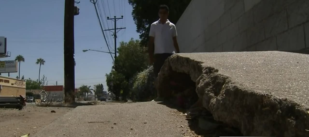 Los Ángeles aprobó plan millonario para reparar las banquetas dañadas