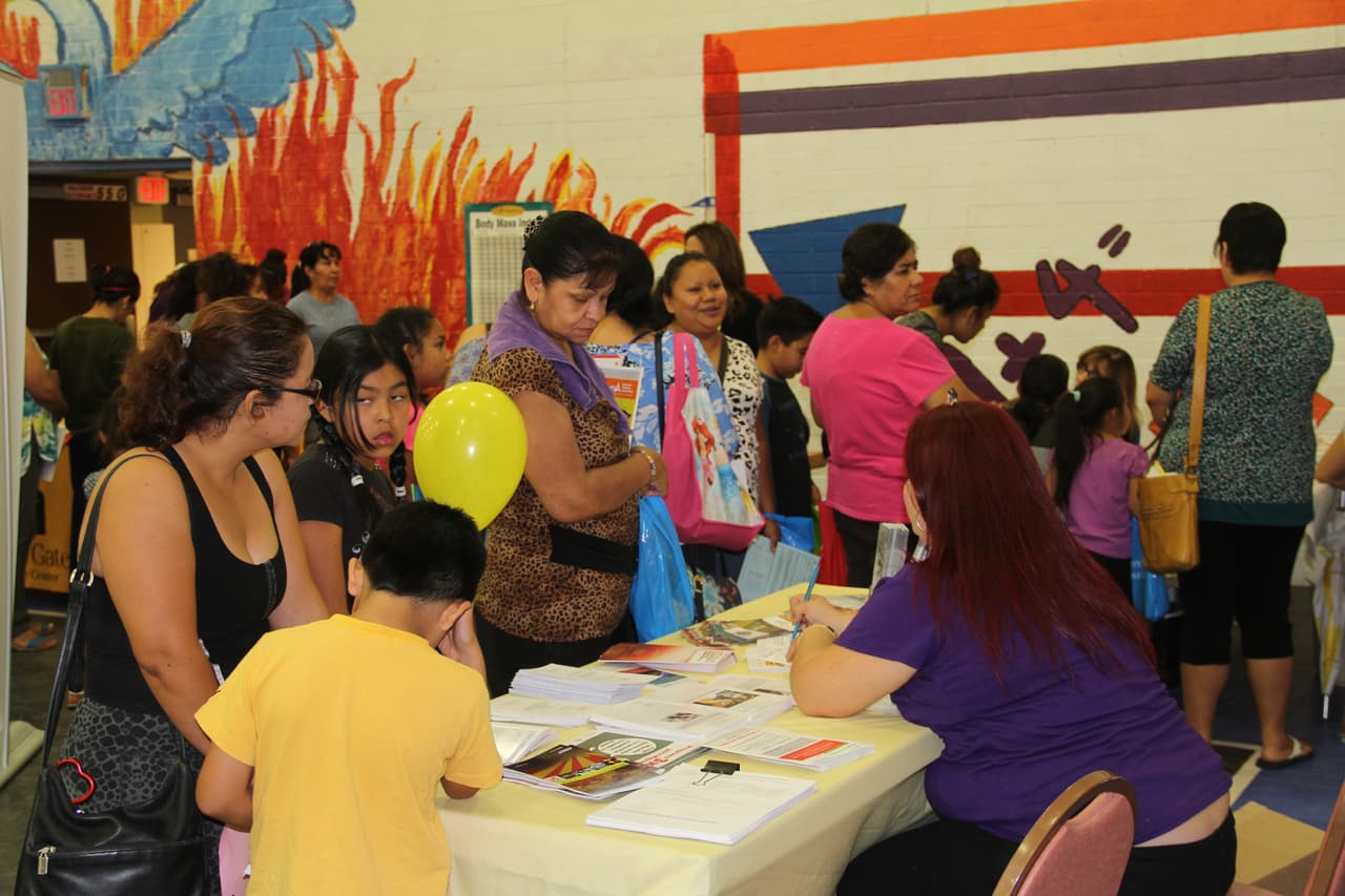 Unas 300 personas asistieron a la feria “Camino a la Salud’, donde se hicieron exámenes gratis, bailaron Zumba y conocieron a la carismática Cecilia Ramírez Harris de Primer Impacto.