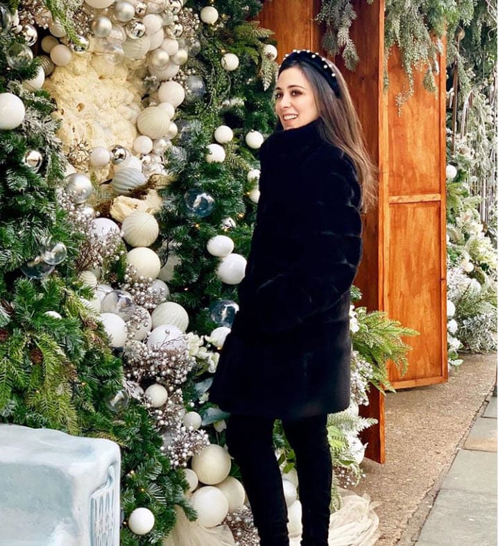 Según la publicación, cuando se case con Henry Roper-Curzon
<b> recibirá el título de lady y baronesa</b> de Teynham y Pyleweel Park. 
<br>