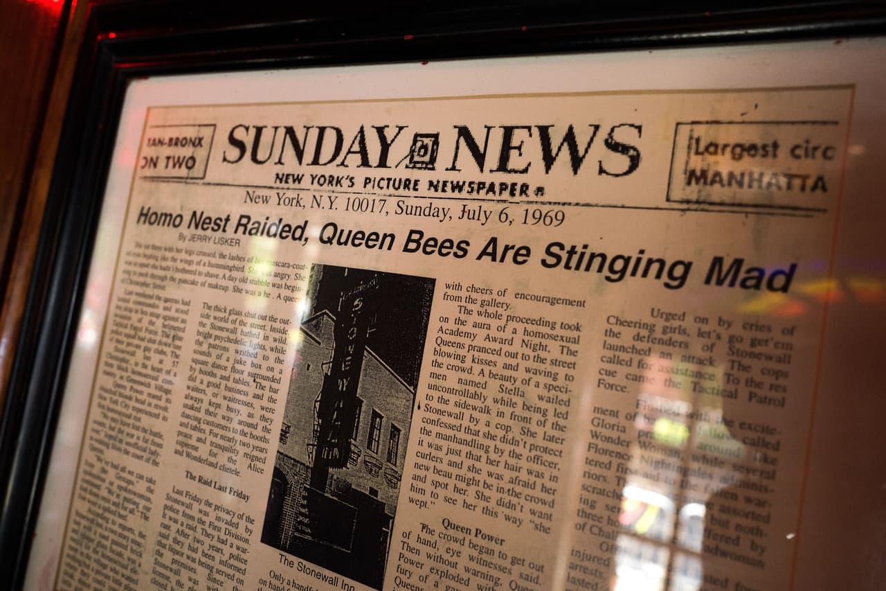 En las paredes de “Stonewall Inn” hay evidencia de lo ocurrido en el 1969.