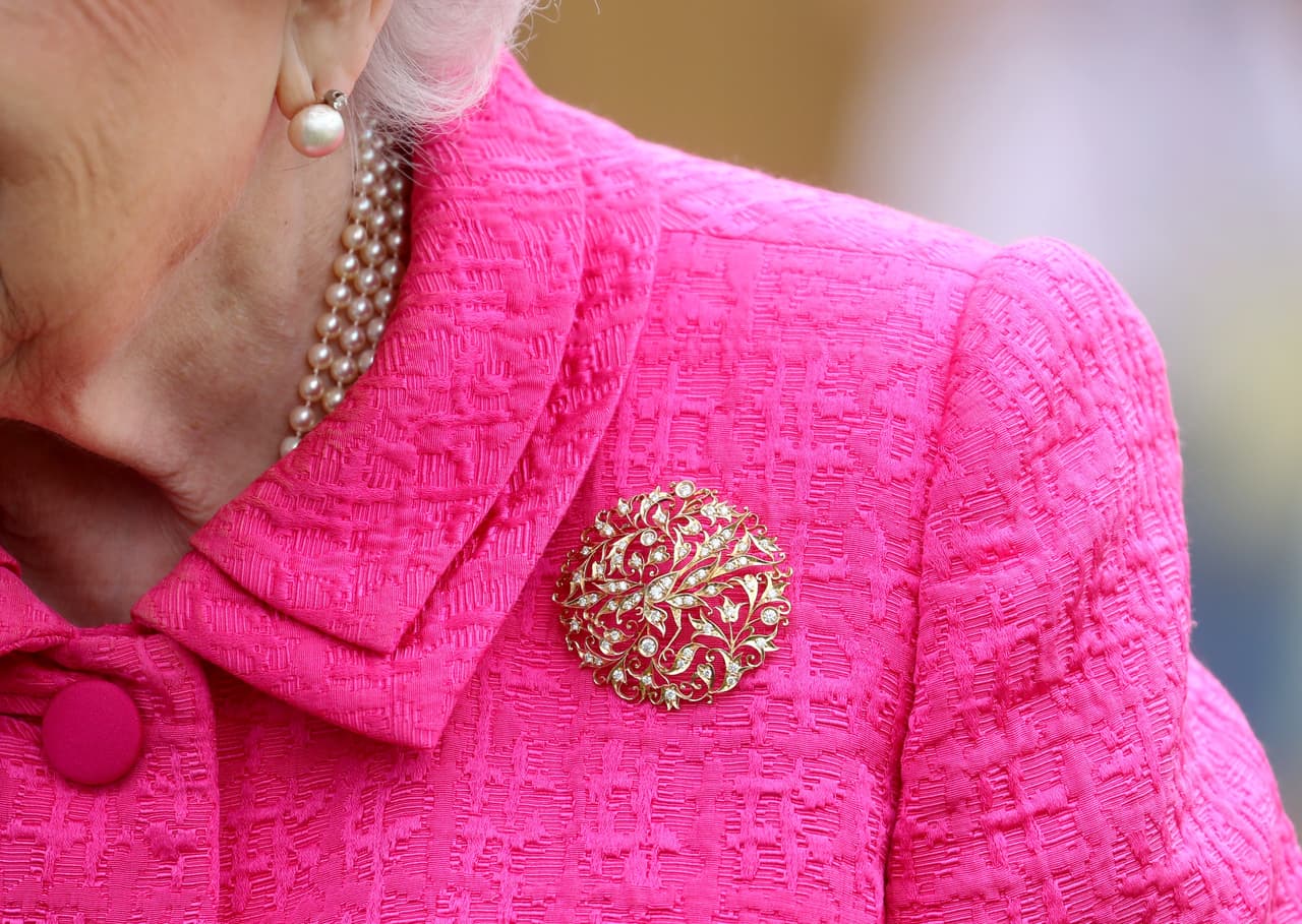 Además, se informa que la publicación incluirá fotografías de la colección personal de Ángela y narrará cómo, al lado de la reina, 
<b><a href="https://www.univision.com/entretenimiento/por-primera-vez-la-reina-isabel-ii-va-a-un-desfile-de-moda-tenia-una-poderosa-razon-fotos" target="_blank">preparan su vestuario</a></b> para ocasiones formales.