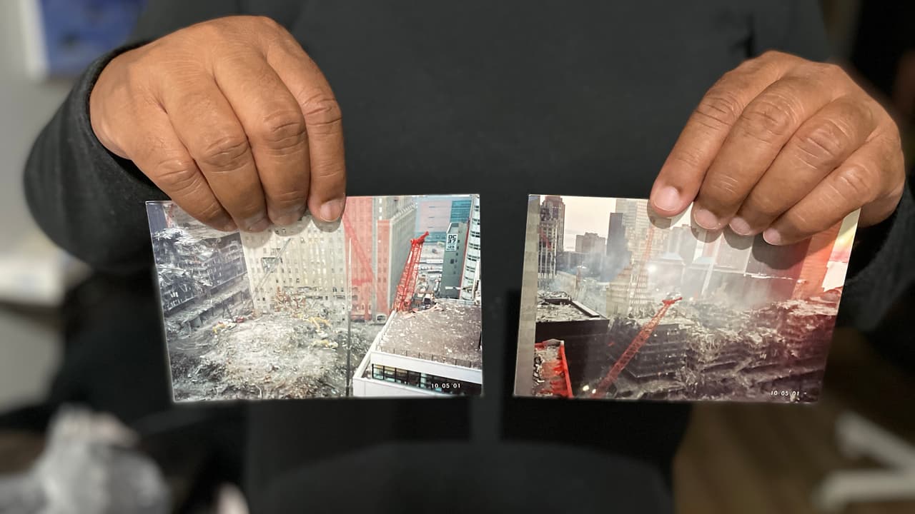 Guarda en un album de las fotografías que tomó de la Zona Cero cuando trabajaba en las labores de limpieza de los edificios aledaños