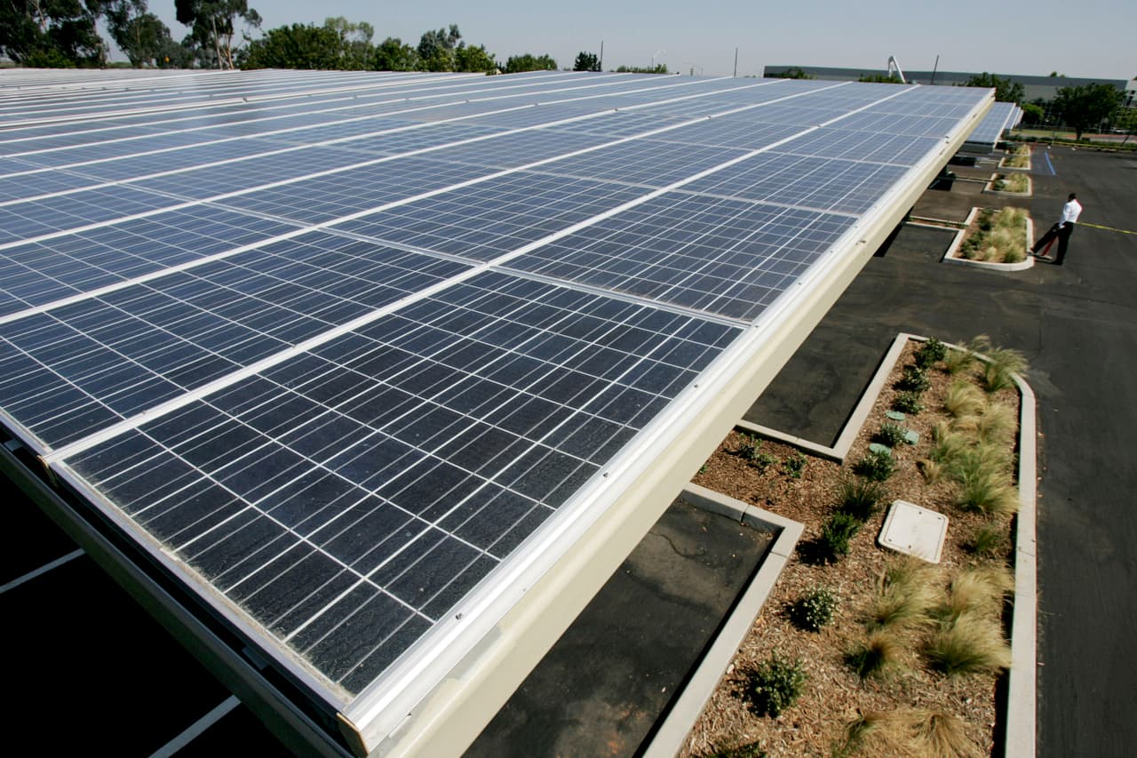 $5 millones para instalar paneles de energía solar y "descarbonizar" edificios municipales.