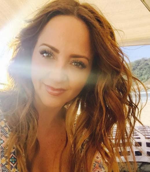 Andrea es alguien que se ama a sí misma y sabe bien de la importancia de usar protector solar todos los días para evitar las arrugas prematuras.