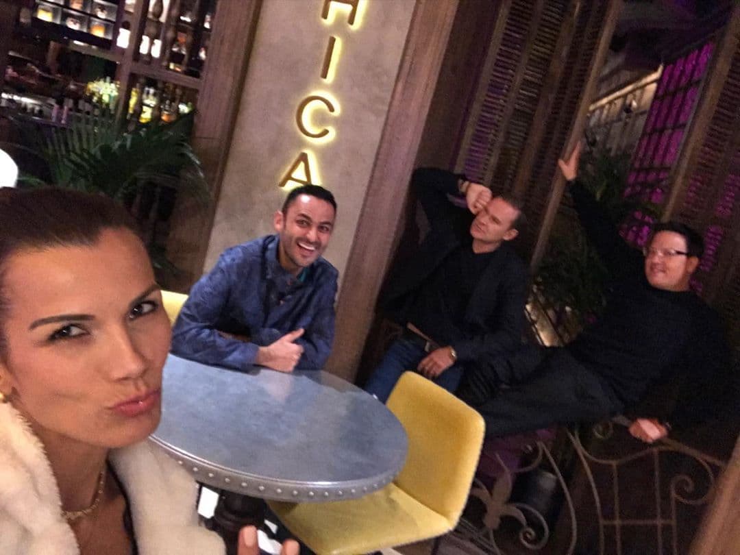 Antes del Teletón, Alan Tacher y Raúl González se tomaron una noche para relajarse en familia, aquí los vemos junto a Cristy Bernal.