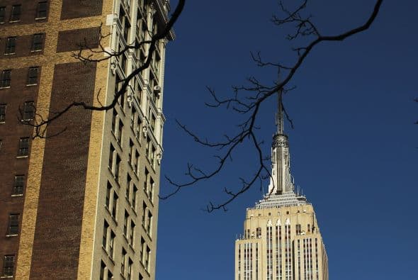 El célebre rascacielos Empire State Building, el más alto de Nueva York, presentó este lunes su proyecto para cotizar en la Bolsa, por el cual espera recaudar $1 mil millones, informó la agencia AFP.