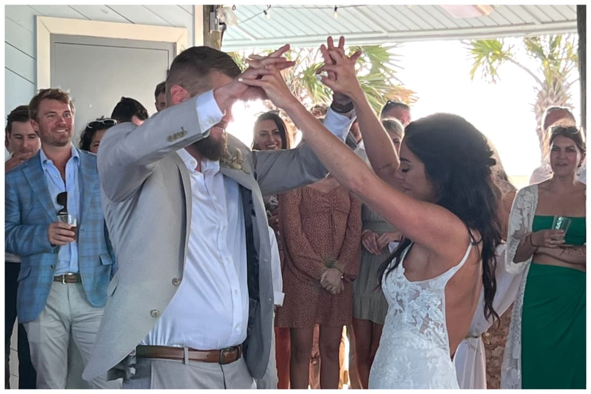 Aric y Sam se unieron en matrimonio después de 3 años de noviazgo. Luego de la recepción de la boda, subieron a un carrito de baja velocidad LSV. Los recién casados iban acompañados del cuñado del novio, Ben y su hijo de 17 años.