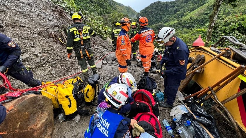Un deslave deja 34 muertos al caer sobre un bus y varios vehículos en carretera de Colombia