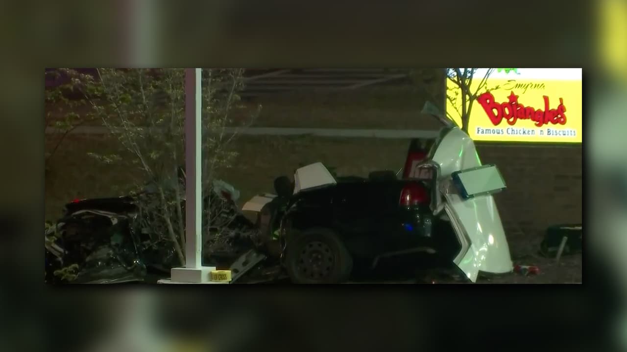 Un oficial de Policía de Smyrna murió mientras estaba en servicio cuando su vehículo de patrulla chocó con un Chevy Tahoe en South Cobb Drive cerca de The Perimeter, confirmó el departamento de Policía.