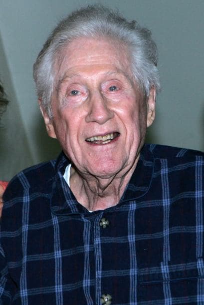 William Mark Felt, Sr. Era un agente del FBI, retirado como Director Asociado en 1973. Después de negar su relación con los reporteros Bob Woodward y Carl Bernstein durante 30 años, reveló en el año 2005 que bajo el seudónimo de “Garganta Profunda, filtró a The Washington Post la información que destapó el caso Watergate, que provocó la dimisión del ex presidente Richard Nixon.